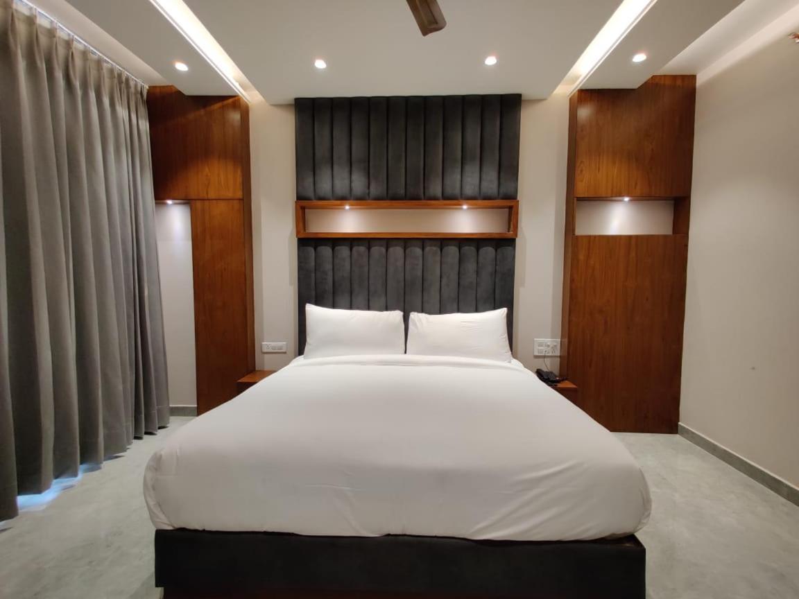 Hotel Parth Una  外观 照片